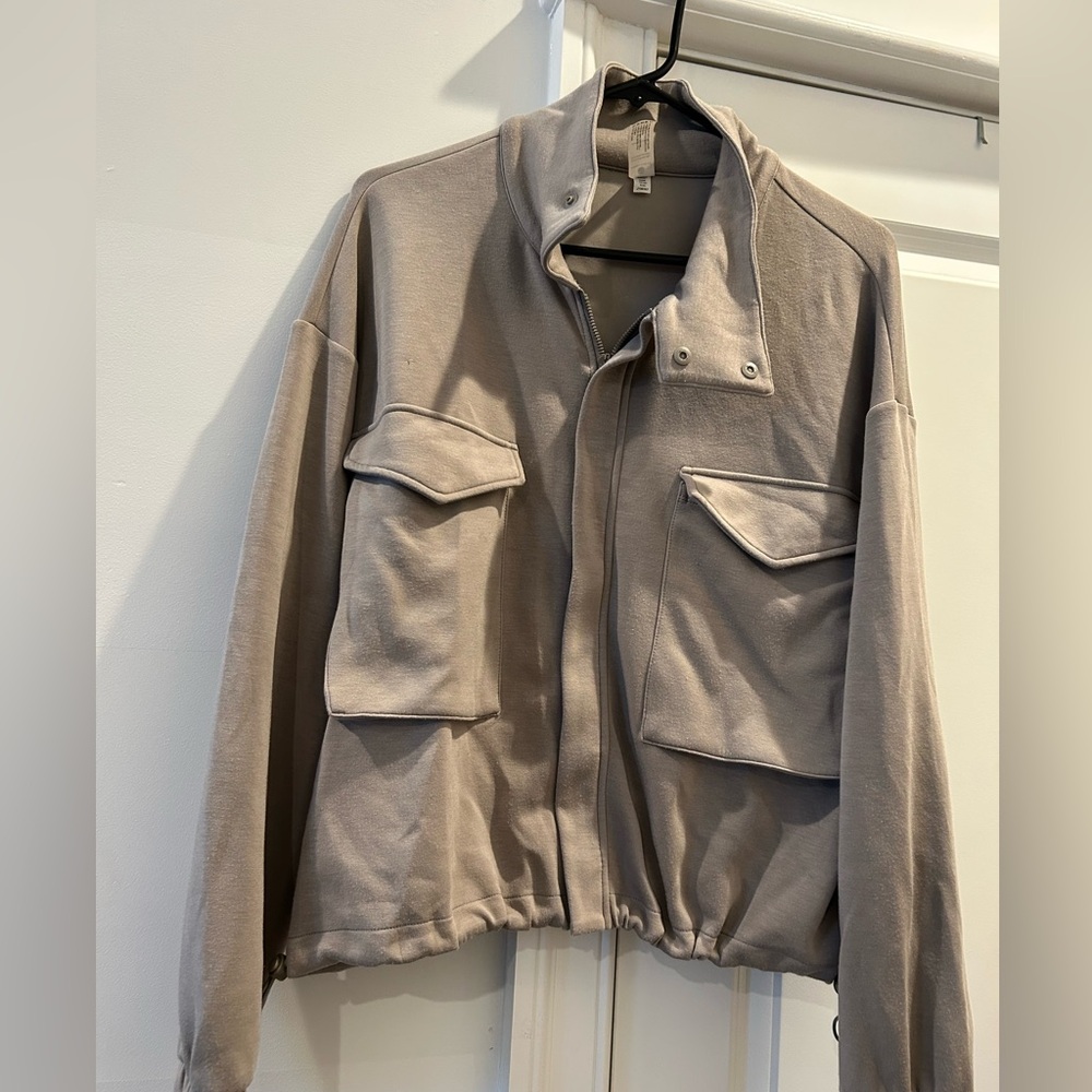 Stylish Gray/Beige Jacket with Front Pockets, Zipper front. Size large